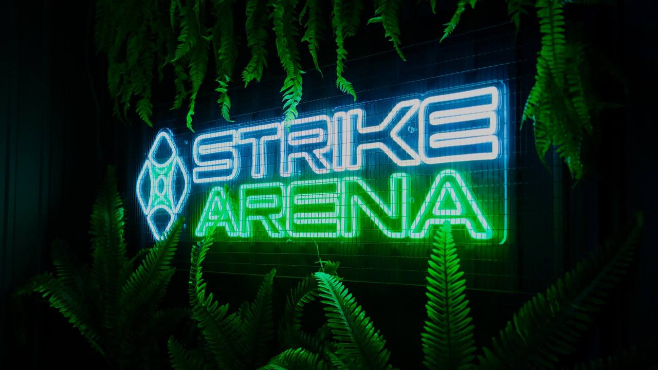 Неоновая вывеска Strike Arena